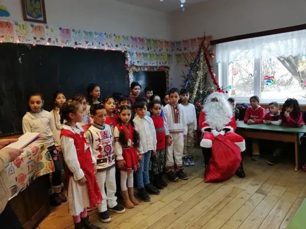 „Cutiuţa Călătoare” cu daruri pentru copiii din cătunul Băieşi