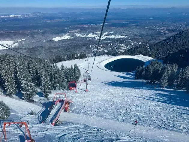 Un şofer „şi-a uitat” maşina pe o pârtie din Poiana Braşov