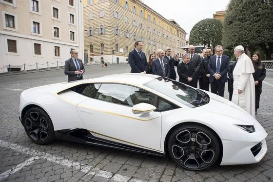 Un Lamborghini, binecuvântat de Papă, poate fi câştigat pentru doar 10 dolari