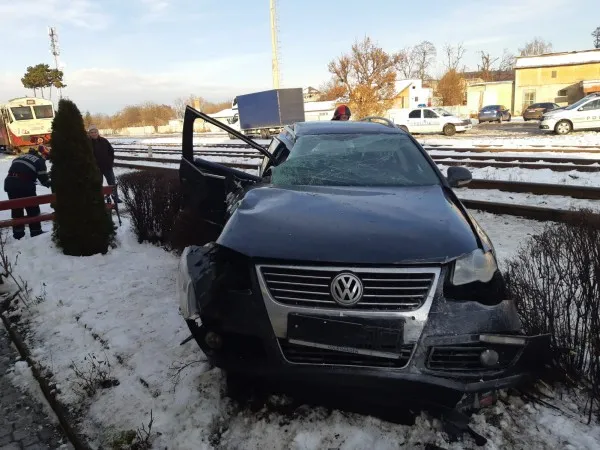 Autoturism lovit de tren la Râşnov. Șoferul, 19 ani, vinovat și teafăr, cu ceva zgârieturi. Victimă i-a fost o fată de 16 ani, traumatism cranio cerebral