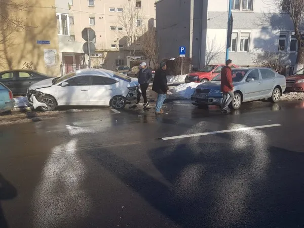 Intervenţie scurtă a pompierilor: Au avut accident la poartă, „popice” cu maşini, 3 la 1