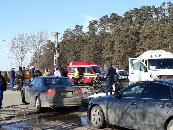 Doi răniţi după coliziunea dintre un microbuz şi un autoturism, la Teliu