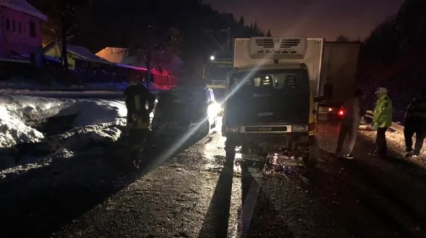 Doi răniţi într-un accident cauzat de o depăşire iresponsabilă