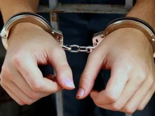 Scandal la supermarket: Arestat după ce a ascuns produsele sub haină și a agresat agentul de pază