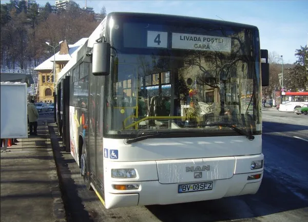Autobuzele de pe linia 4 ar putea circula non-stop. Graficul de circulaţie, corelat cu mersul trenurilor

