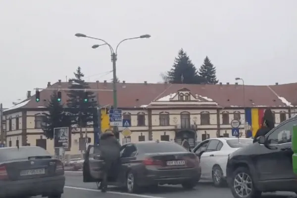 Scurtă discuţie în trafic, asistată de bâte