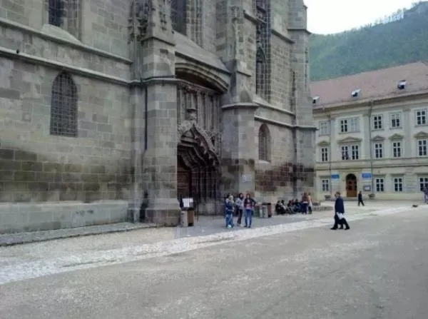 Curtea Bisericii Negre va mai fi o perioadă macadamul din centrul Braşovului