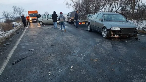 Au scăpat teferi dintr-un accident „în trei”, la Lunca Câlnicului
