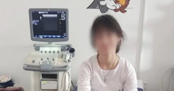 Fetiţă de 11 ani, din Sinaia, tratată la Braşov după ce a eliminat prin vezică fire de tifon