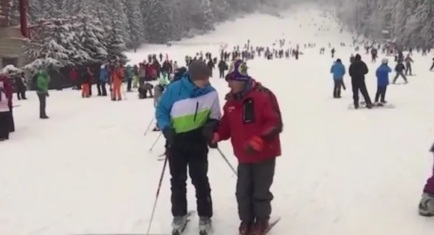 Un instructor predă lecţii de schi în Poiana Braşov la 90 de ani