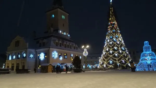 Bradul de Crăciun din Piaţa Sfatului, aprins şi în acest week-end 