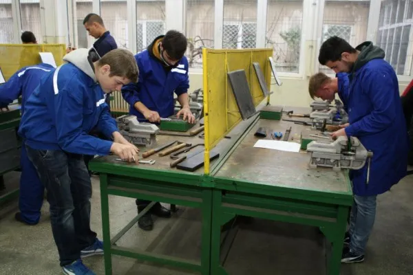 Peste 3.000 de elevi braşoveni se pregătesc într-o meserie în şcolile de tip dual. Mai mulţi elevi sunt în judeţe ca Iaşi, Suceava sau Bacău