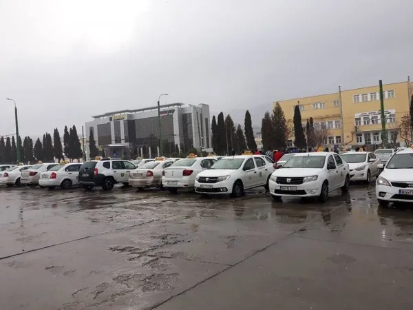 Taximetriştii ar vrea, dar nu cred că fac grevă