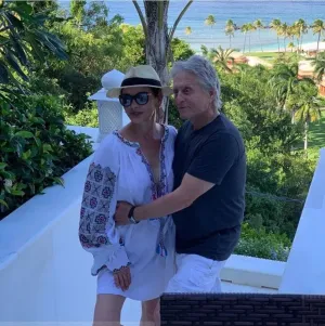 Catherine Zeta Jones a purtat o bluză care a stârnit discuţii aprinse între românce şi ucrainence
