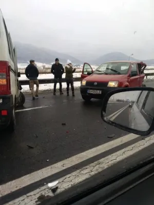 Accident pe DN 73: Doi răniţi cu traumatisme la cap şi la coloană