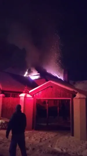 O casă din Săcele s-a „aprins” la 4 dimineaţa