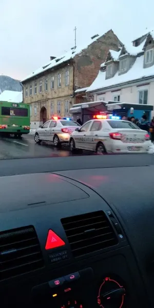 Incident în stația RATBV de pe strada Lungă: Tânără cu piciorul prins în ușa autobuzului
