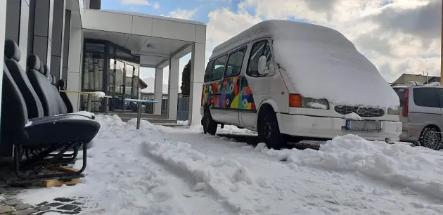 Microbuz reciclat în bibliotecă românească