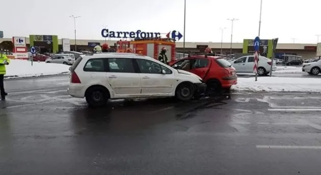 Accident în zona Carrefour - Praktiker: Șoferiță rănită după ce n-a dat prioritate