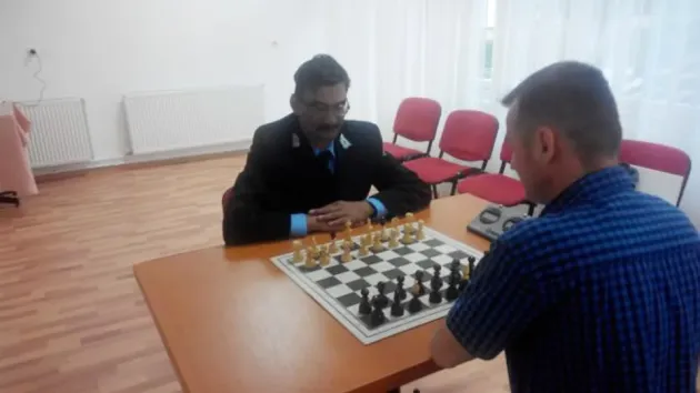 Poliţiştii locali s-au întrecut 
la şah şi tenis de masă