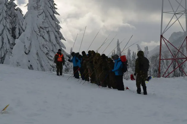 Se antrenează pentru a scoate oameni din avalanşă