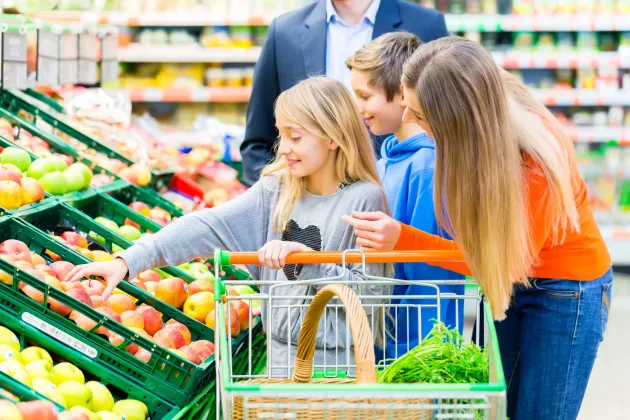Calcule la stat: O familie de doi adulţi şi doi copii poate trăi cu 2.600 de lei lunar. Face şi economii