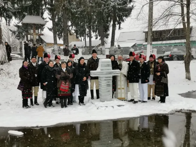 Cruce din gheaţă la Beclean, de Bobotează