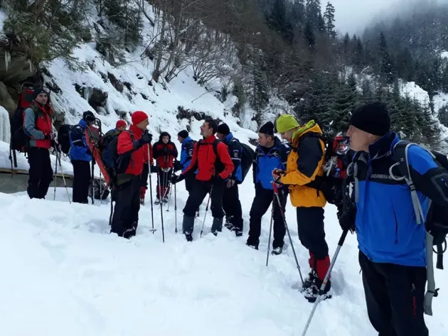 Turiști epuizați, în apropiere de Cabana Turnuri din Masivul Făgăraș