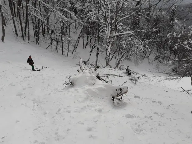 Riscul producerii de mini-avalanşe în Postăvaru continuă