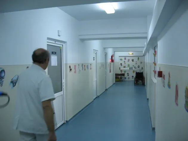 Doar părinţii mai au voie în Spitalul de Copii