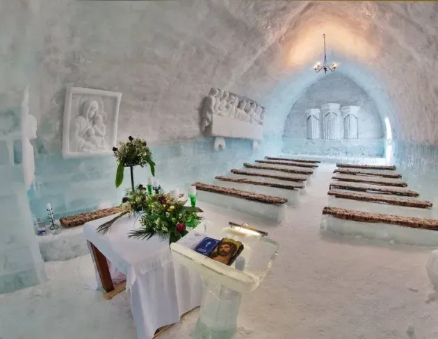 Doi britanici fac nuntă la Biserica de Gheață. Cu alai de 30 de conaționali