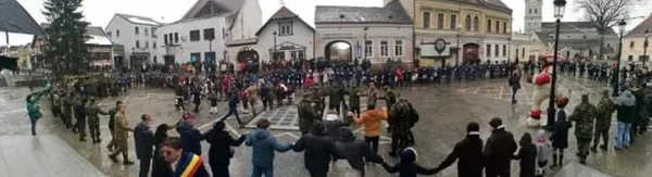 Şi râşnovenii au dat „mână cu mână”