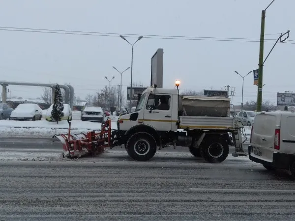 Comprest s-a „împrumutat” de la Eurostrada  cu material antiderapant. Pe străzile Brașovului, cele două firme au răspândit 529 tone de material antiderapant   

