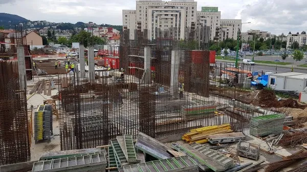 Guvernul dă, altul plăteşte: Salariul minim în construcţii, „lovitură sub centură” pentru primării