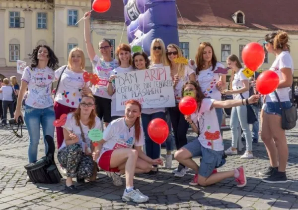 Fii profesorul unui copil fără părinţi. 6 luni, 3 ore/săptămână
