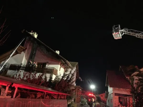 Alarmă de incendiu la Cristian. Cinci maşini de pompieri trimise la faţa locului