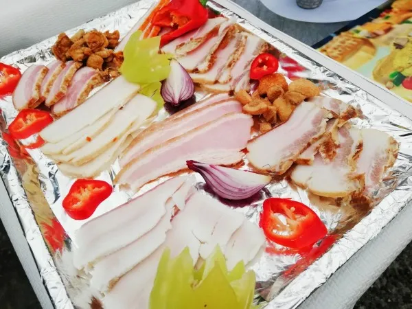 Slană maturată în zeamă de varză şi pralinele cu slănină, vedetele de la SlanăFest Braşov
