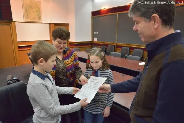 Doi viitori muzicieni au primit abonamente gratuite pe 5 ani la Filarmonica Braşov