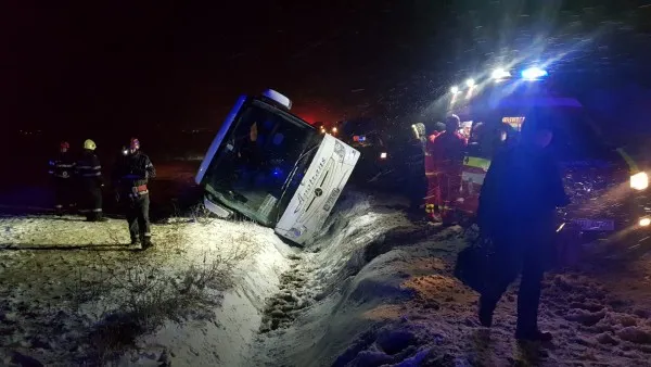 Autocar cu 25 de persoane, răsturnat pe DN1 