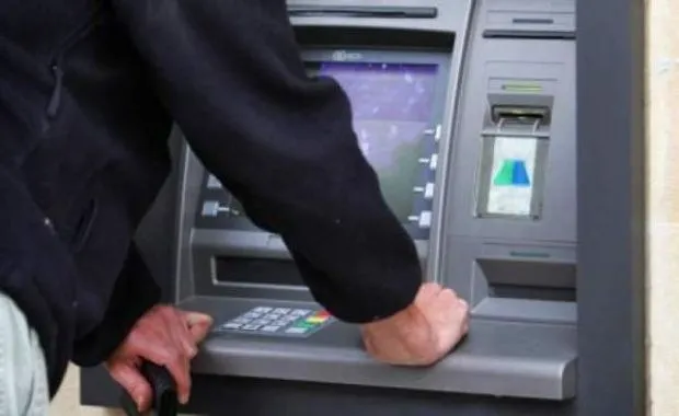Ce trebuie să faci dacă uiţi banii în bancomat