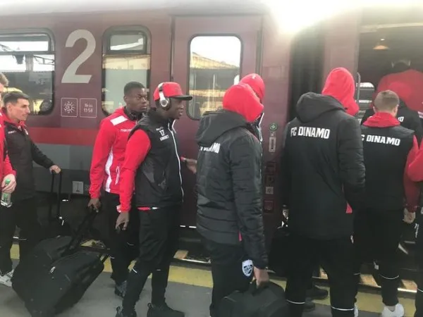 „Vagonul  câinilor roșii”: Dinamo a venit cu trenul la Brașov pentru meciul cu Sepsi. Echipament suplimentar: măştile pentru gripă