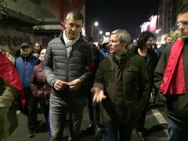 Dacian Cioloş şi Dan Barna vor strânge semnături duminică, pe Republicii