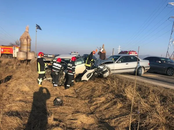 A ferit mașina din fața sa și a izbit-o pe cea de pe contrasens
