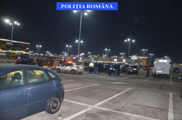Mall-ul Coresi, prădat organizat. 4 hoți de meserie veniți din Sibiu și Vâlcea, prinși în flagrant la ultimul atac