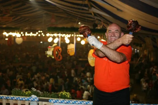 Secretul ciolanului fraged preparat la Oktoberfestul de Braşov, care l-a detronat pe cel vândut la „berarul” nemţilor