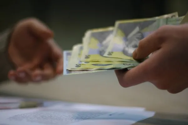 Braşovul şi Bucureştiul au cei mai puţini salariaţi plătiţi cu salariul minim
