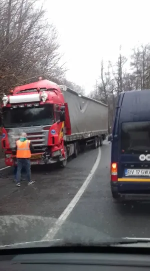 A ratat curba şi a „înţepenit” perpendicular pe DN13