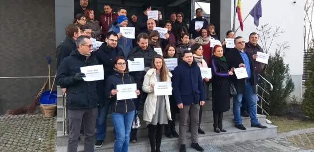 „Declaraţia de independenţă” de pe scările Parchetului