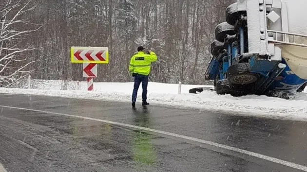 Un alt vehicul răsturnat: Cisternă cu motorină, pe DN 10