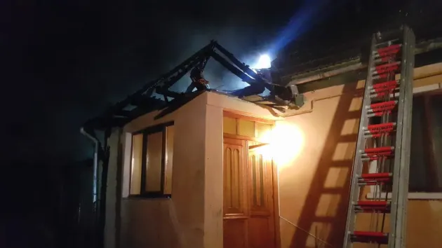 Incendiu la Dumbrăvița: Au ars un grajd, o magazie și acoperișul unei case